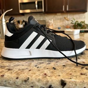 Mens- New condition Adidas sneakers.